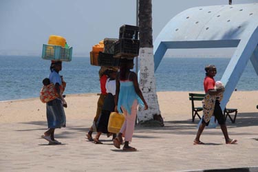 Angola-Expedition: Pionierreise unbekanntes Afrika-Buntes Treiben in Namibe am Atlantik